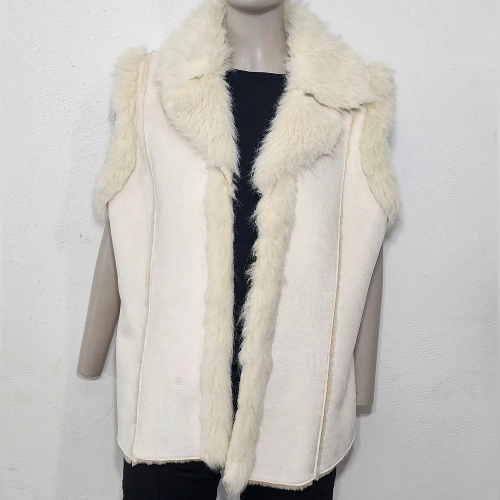 Essentials by Milano Ivory Faux Fur Vest - Picture 2 of 13